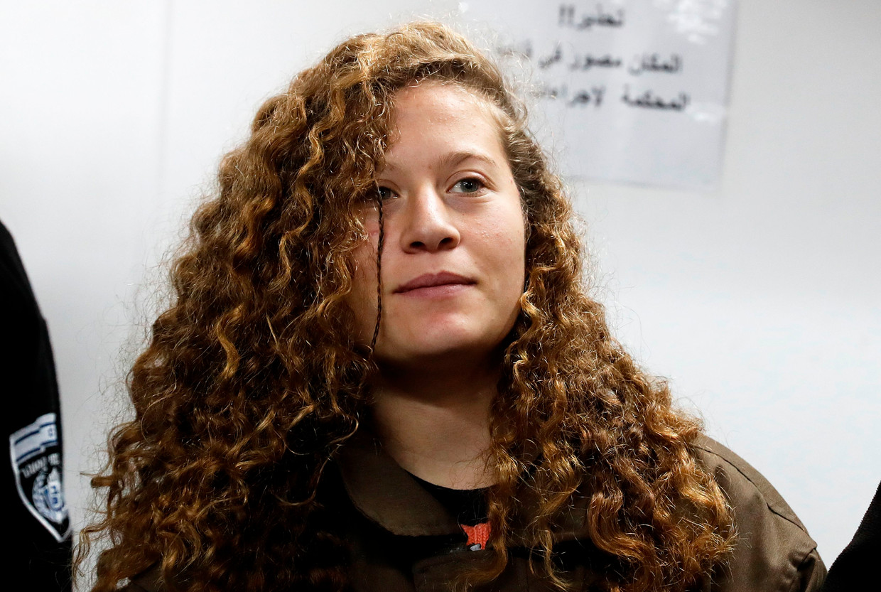 Ahed Tamimi wordt vervolgd voor onder meer ophitsing, het aanvallen van veiligheidsdiensten en bedreiging. Beeld AFP