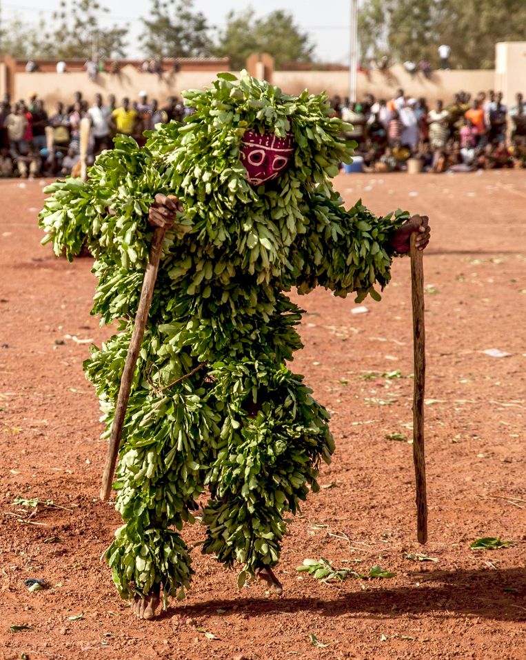 Burkina Faso, een gemaskerde man dansend tijdens een festival ter behoud van het Afrikaanse cultureel erfgoed.  Beeld EPA