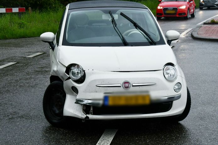 Een auto is flink beschadigd als het gevolg van het ongeval. Het andere voertuig ook.