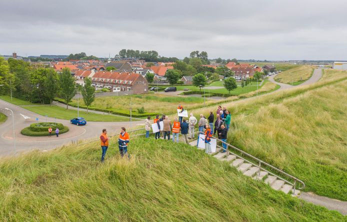 Op deze rotonde bij de Boomdijk in Hansweert mogen fietsers en bromfietsers vanaf maandag 30 januari niet meer links de Zeedijk op. Pas ergens in oktober gaat de weg weer voor ze open.