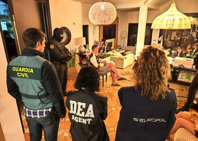 Deze foto publiceerde Europol bij het bericht over de arrestatie van belangrijke Europese criminelen in Dubai. Om welke arrestatie het precies gaat, wordt niet vermeld.