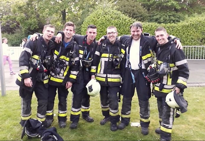 Vrijwillig brandweerman Sam Vandendriessche uit Rumbeke (29) stierf op 22 december 2021 bij een motorongeval langs de Brugsesteenweg in Roeselare. Op deze foto staat hij tweede van links, met een aantal collega-brandweermannen. 'Dwars door Beveren' wordt een eerbetoon aan Sam.