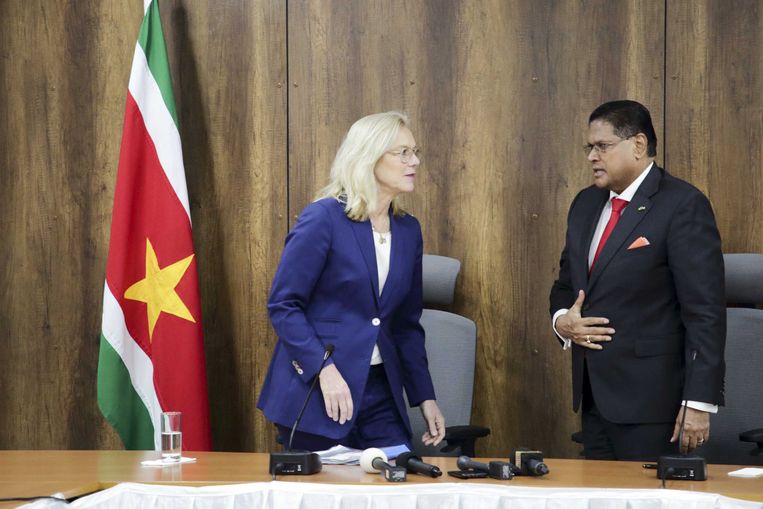 Vicepremier Sigrid Kaag en de Surinaamse president Chan Santokhi. Beeld ANP