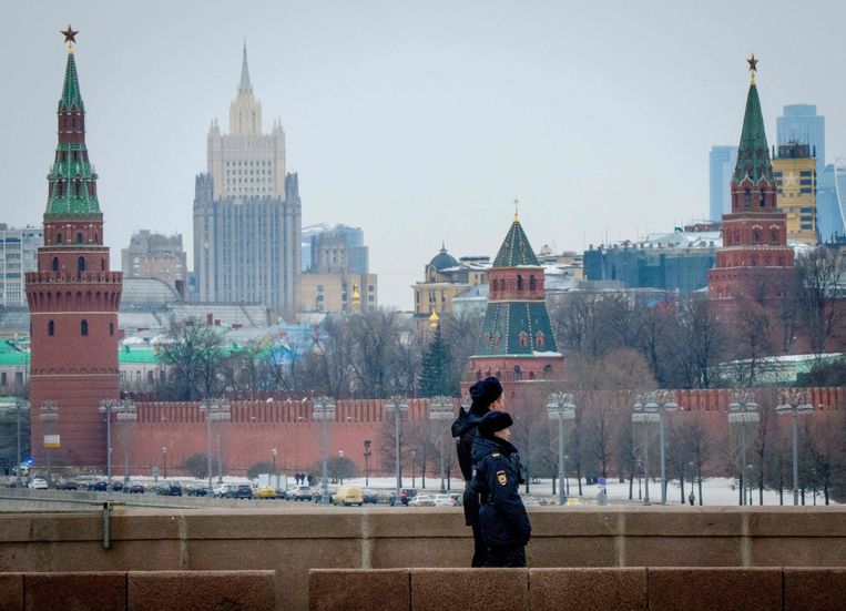 Russische agenten op patrouille op een brug bij het Kremlin in Moskou. Het Kremlin houdt vol dat Rusland niets te maken heeft met de vergiftiging van de Russische ex-spion Sergej Skripal. Beeld AFP