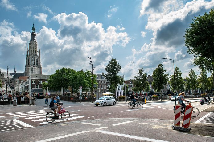 De kruising van de Nieuwe Prinsenkade met de Adriaan van Bergenstraat (r) en het centrum is op de schop gegaan om de situatie veiliger te maken voor met name overstekende voetgangers.