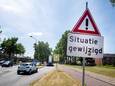 Hoewel meerdere borden aangeven dat de verkeerssituatie is gewijzigd, gaat het op de Deventerstraat massaal mis.