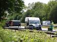 Bij de aanrijding op de A73 bij Cuijk kwam één van de betrokken bedrijfswagens op zijn kant terecht.