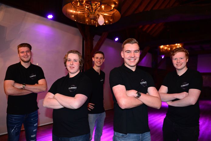 Vanaf links: Kjeld, Sem, Yorck, Nick en Daan zien het al helemaal voor zich: een pop-updisco in Het Hagen.
