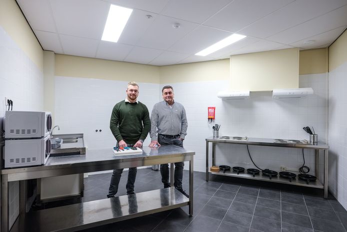 Levi (links) en René Derksen van de Cervo Group in een van de keukens van het nieuwe pension voor buitenlandse arbeiders. Foto : Jan Ruland van den Brink