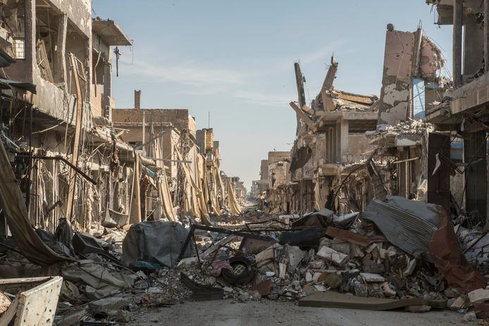 Een verwoeste straat in de Syrische stad Raqqa (archiefbeeld).