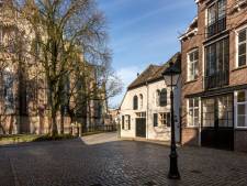 Past een hoop blik beter op het Sint-Janskerkhof dan een terrasje? 
