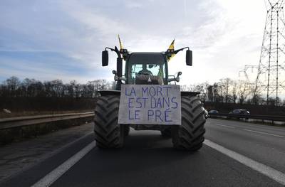 “Semaine de tous les dangers” en France: les agriculteurs promettent un “siège” de Paris lundi