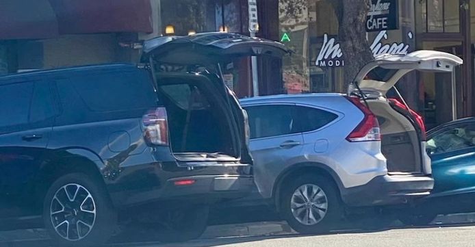 Suv's met geopende achterkleppen in Californië.