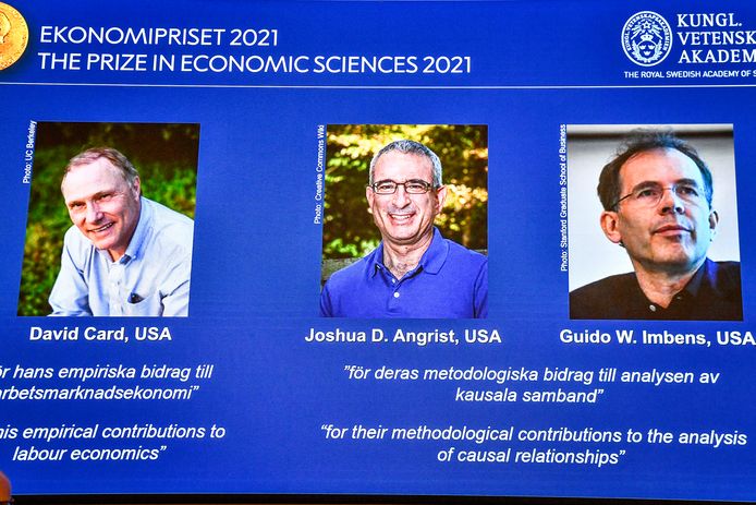 De gauche à droite, sur l'écran, les lauréats du prix Nobel d'économie 2021, David Card de l'université de Californie à Berkeley, Joshua Angrist du Massachusetts Institute of Technology et Guido Imbens de l'université de Stanford, annoncés lors d'une conférence de presse à l'Académie royale des sciences de Suède, à Stockholm, en Suède, le lundi 11 octobre 2021.