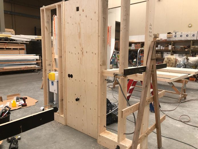 De nieuwe tijdelijke woningen aan de Quinten Matsyslaan in Tongelre, Eindhoven, worden gemaakt bij timmerfabriek Houkesloot (onderdeel van Friso Bouwgroep BV) in Sneek. Sint Trudo plaatst ze voor tien jaar voor mensen die snel een woning nodig hebben.