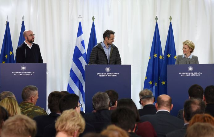 Voorzitter van de Europese raad, Charles Michel, samen met de premier van Griekenland, Kyriakos Mitsotakis, en Europees Commissievoorzitter Ursula von der Leyen.