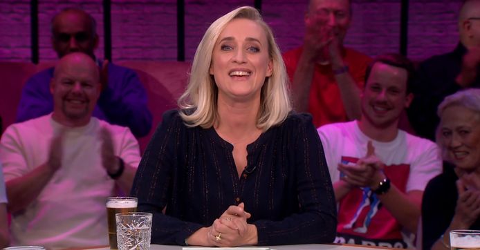 Eva Jinek was door het dolle heen toen ze weer studiopubliek verwelkomde.