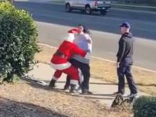 Le père Noël et son lutin neutralisent des voleurs de voitures