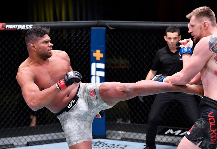 Alistair Overeem (links) in gevecht met Alexander Volkov tijdens UFC Fight Night event op 6 Februari 2021 in Las Vegas (Amerika)