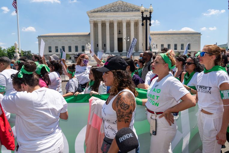 Betogers demonstreren deze week bij het Amerikaanse Hooggerechtshof voor het recht op abortus.  Beeld AP