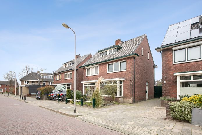 In Hengelo staat sinds een paar dagen een sfeervol jaren ’30 huis te koop. De woning doet mee aan Open Huizen Dag.