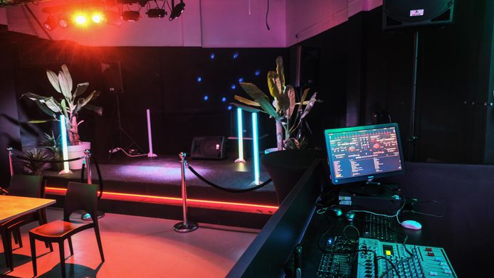 De draaitafel waar ook Luc Lebon al die uren muziek draaide, bij het podium in de feestzaal