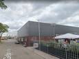Het partycentrum van Ramazan Güzel (rechts op de foto) zit pal naast het partycentrum Seven Hills (het grijze gebouw links).