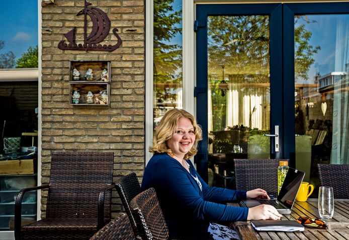 Andrea Visser (26) is hard op zoek naar een woning in Gouda. Zij mag in een nieuw appartement aan Spoorzone gaan wonen. Nu werkt ze nog bij haar ouders in de tuin, straks hopelijk op haar eigen balkon.