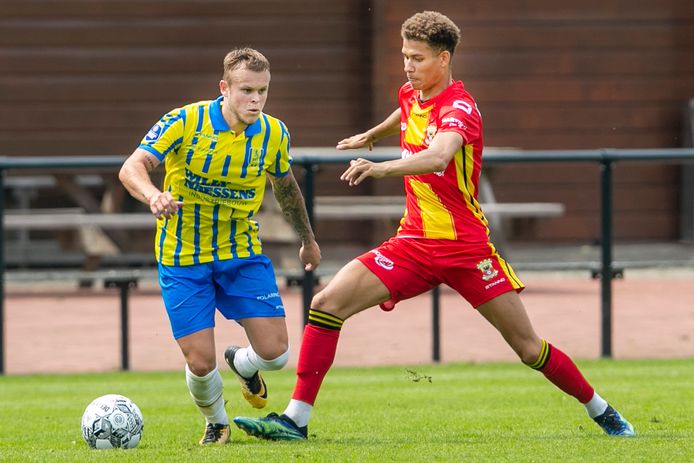 Julliani Eersteling van GA Eagles in duel met Said Bakari van RKC Waalwijk.