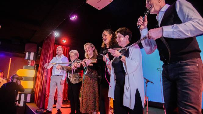 Officiële opening bioscoop Hulst; De Koning zit weer 
op zijn troon