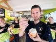 Dilan Pruissen, ijsmaker bij Van Swoll aan de Asselsestraat geniet met de verkoopsters van een ijsje. Mét rvs lepeltje.