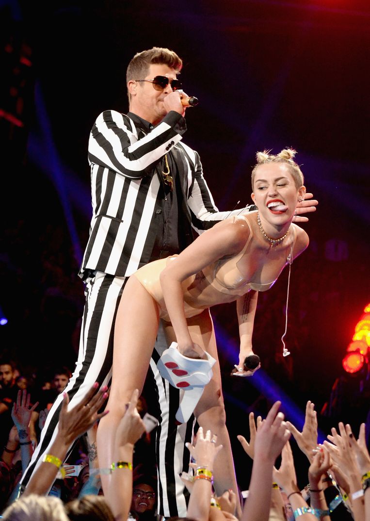 Robin Thicke wordt in zijn kruis getwerkt door Miley ­Cyrus tijdens de MTV Awards in 2013. Beeld FilmMagic, Inc