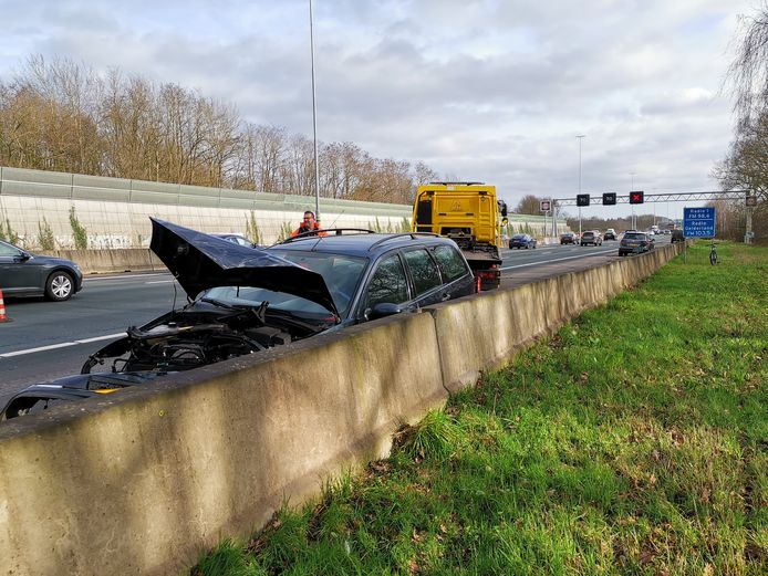 Bij een eenzijdig ongeluk op de A12 in Ede zijn geen gewonden gevallen zover bekend.