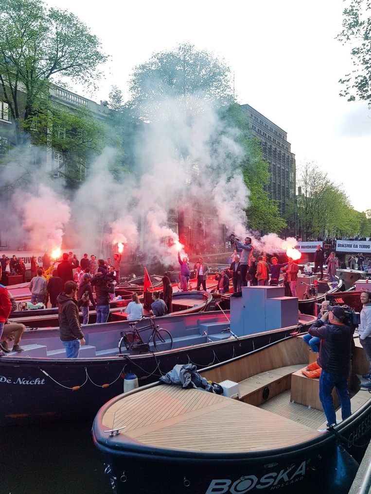 Demonstranten met fakkels blokkeren de Herengracht Beeld Jelle Feenstra