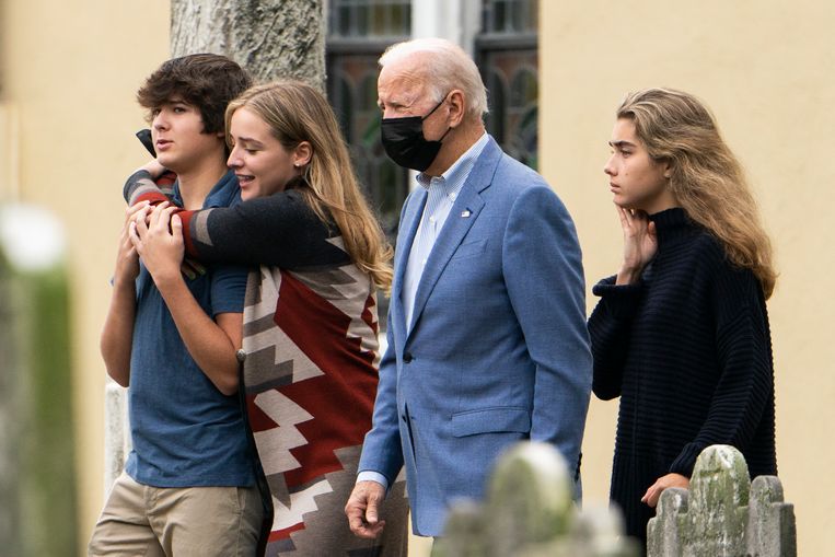 President Joe Biden eerder deze maand met zijn kleinkinderen, nadat hij een mis heeft bijgewoond in de katholieke St. Joseph-kerk in Wilmington, Delaware. Beeld AP