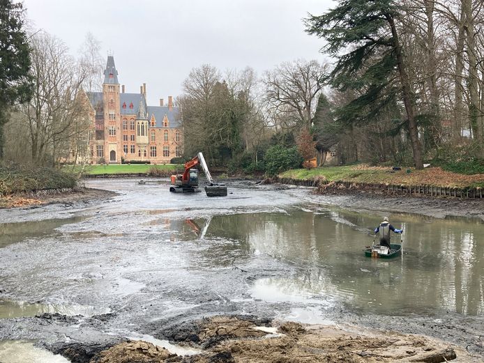 Werken aan de kasteelvijver van kasteel van Loppem.