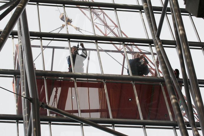 De herstelwerkzaamheden na de stormschade aan sportcomplex De Vlinder de aannemer.