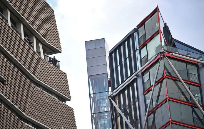 Links het uitkijkplatform van Tate Modern, rechts de luxeflats.