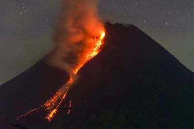 Le volcan indonésien Merapi, l’un des plus actifs au monde, crache de la lave en fusion