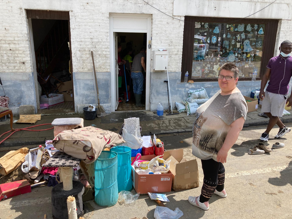 Nadine Texhy devant ses affaires mouillées. "Les gens de Liège ont eu plus de mal à s'en sortir.”