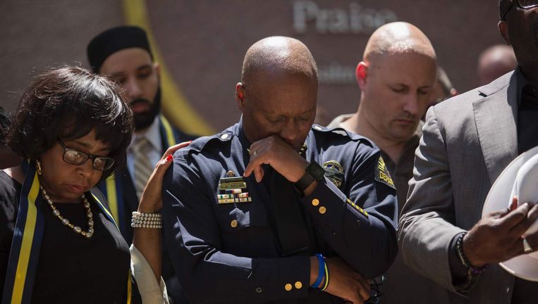 Politiechef in Dallas David Brown tijdens de herdenking van de schietpartij donderdagnacht Beeld afp