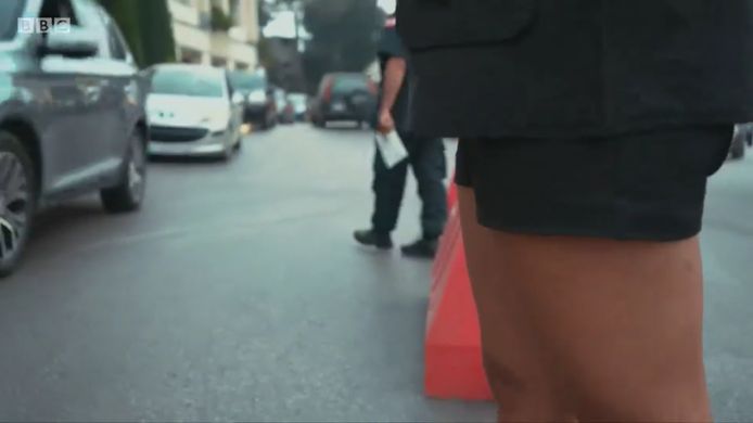 De vrouwen dragen als enige agenten een short.