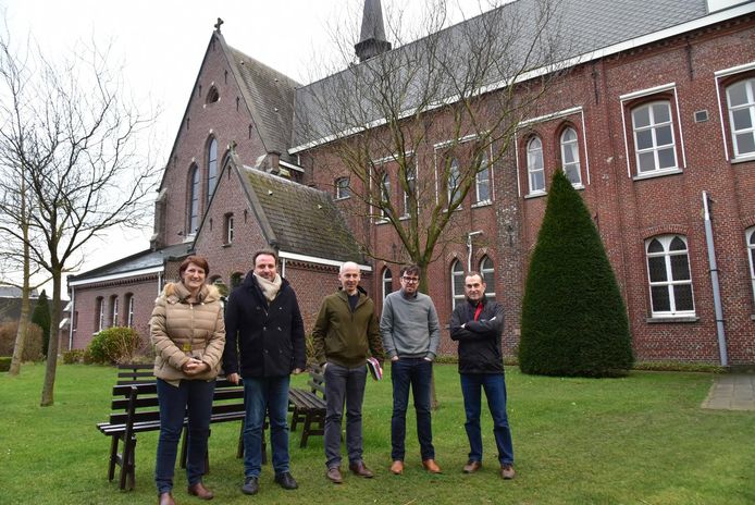 De directie en het bouwteam van Sint Lodewijk aan de oude vleugel van de school, die wordt gerenoveerd.