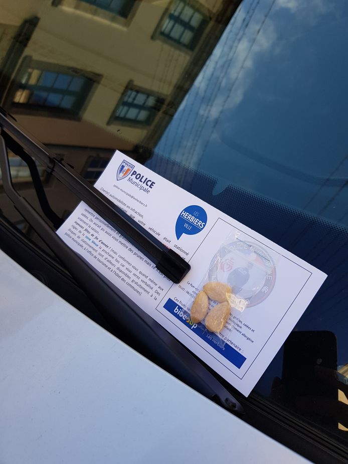 Campagne de sensibilisation au stationnement en Vendée avec des amandes salées.