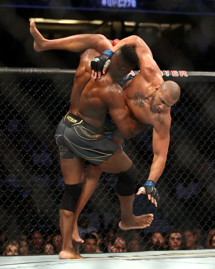 Francis Ngannou en Ciryl Gane (rechts).