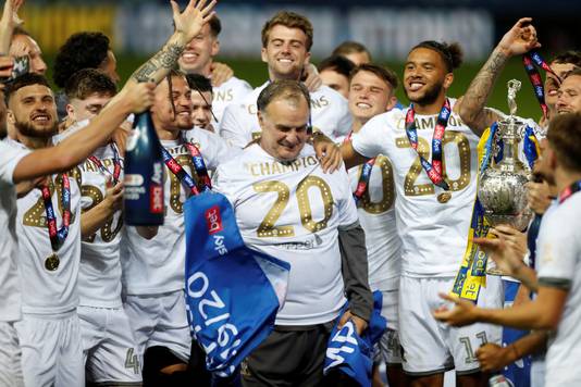 Marcelo Bielsa tussen zijn spelers.