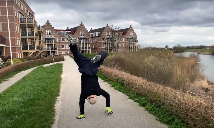 Jeroen ‘Nazgul’ van der Linden wandelde eerder op zijn handen de Gorcumse stadswallen rond.