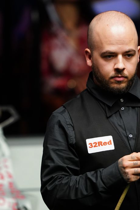 Un premier pas vers le titre: Luca Brecel mène après la première session de la finale du Mondial de snooker