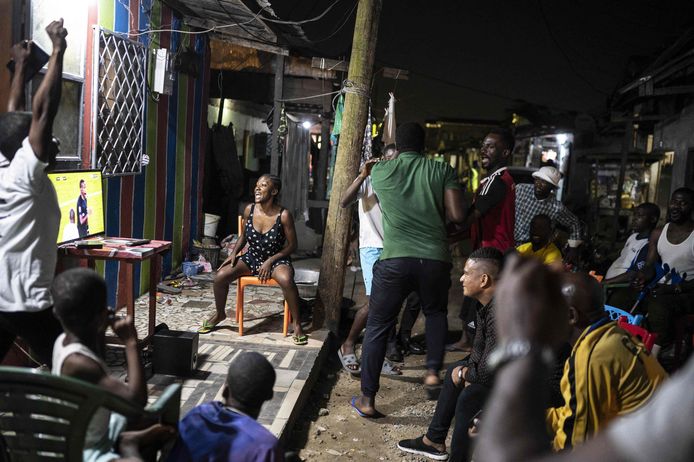 Ook in Douala, in het westen van Kameroen, werd de wedstrijd intens beleefd.
