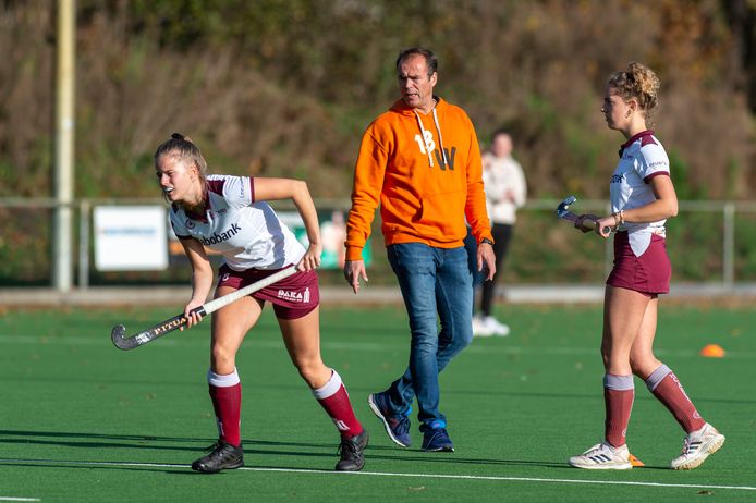 Interimtrainer Bart Wortelboer zat, na het ontslag van Nicole Vossen twee weken geleden, zondag weer op de bank bij Ares tijdens het met 2-3 verloren duel tegen Uden.